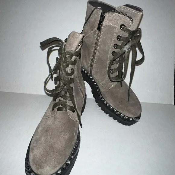 Vince Camuto Levonia Studded Suede Moto Boots NWOT! - Picture 3 of 13